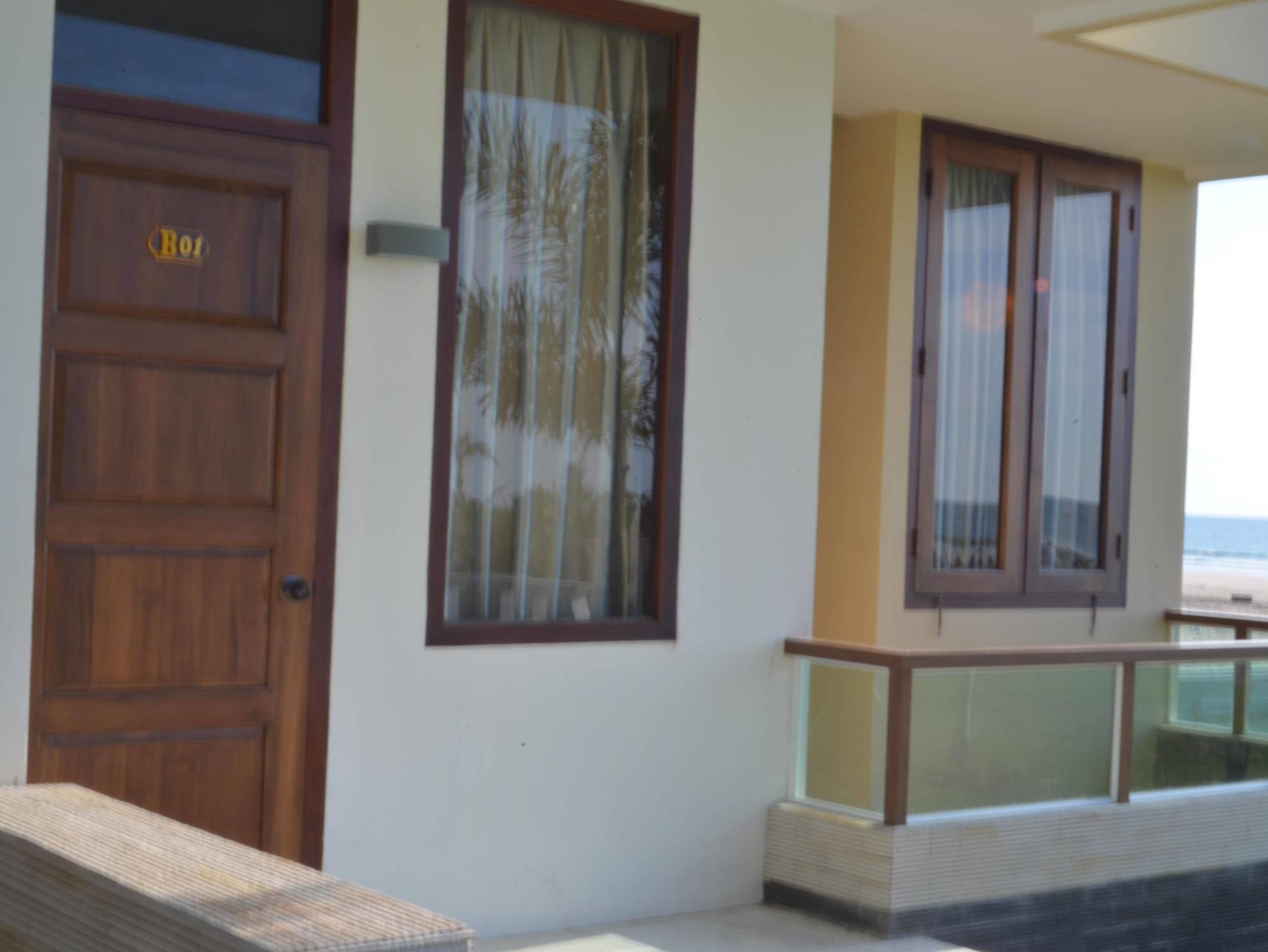 Hotel Lux Ngwesaung Exterior photo